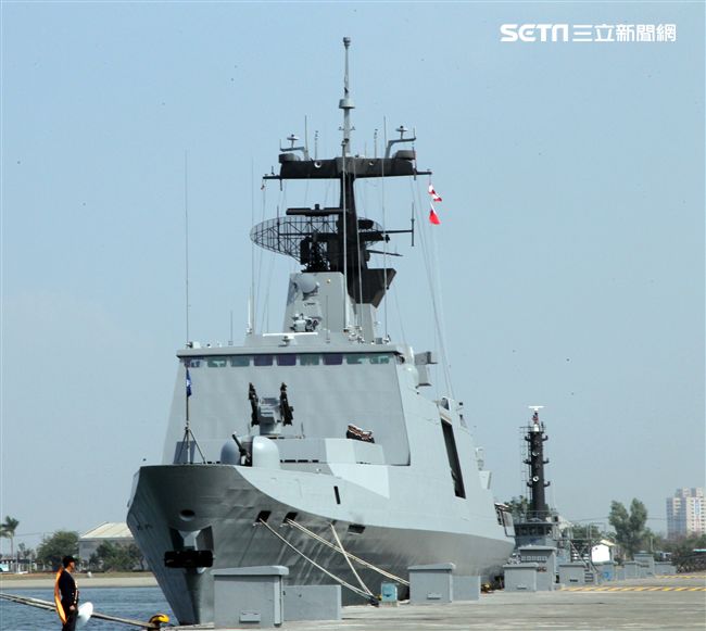 敦睦艦隊包括磐石軍艦、拉法葉西寧軍艦。。（記者邱榮吉/左營拍攝）