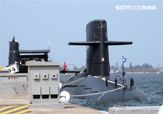 總統蔡英文在左營水星碼頭親自主持海軍106年敦睦遠航訓練支隊啟航歡送暨潛艦國造設計啟動輯合作備忘簽署儀式。（記者邱榮吉/左營拍攝）