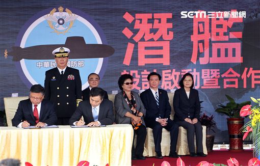 總統蔡英文在左營水星碼頭親自主持海軍106年敦睦遠航訓練支隊啟航歡送暨潛艦國造設計啟動輯合作備忘簽署儀式。（記者邱榮吉/左營拍攝）