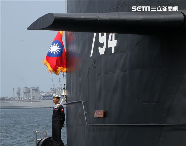 海虎潛艦升上統帥旗。（記者邱榮吉/左營拍攝）