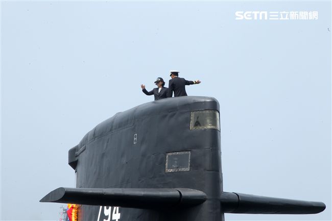 總統蔡英文親登上海虎潛艦，揮手歡送敦睦艦隊啟航。（記者邱榮吉/左營拍攝）