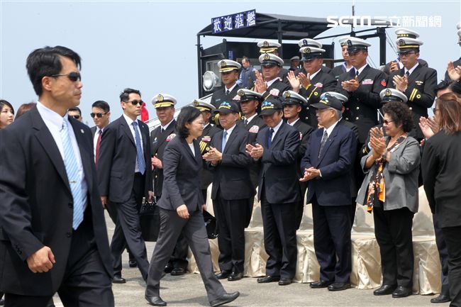 總統蔡英文在左營水星碼頭親自主持海軍106年敦睦遠航訓練支隊啟航歡送暨潛艦國造設計啟動輯合作備忘簽署儀式。（記者邱榮吉/左營拍攝）