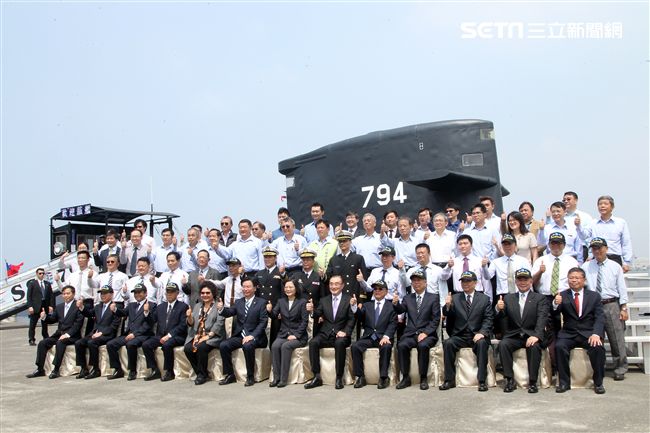 總統蔡英文在左營水星碼頭親自主持海軍106年敦睦遠航訓練支隊啟航歡送暨潛艦國造設計啟動輯合作備忘簽署儀式。（記者邱榮吉/左營拍攝）