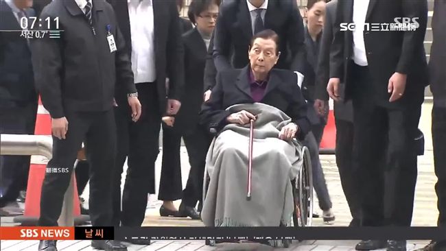 涉逃稅出庭　樂天九旬創辦人怒摔柺杖