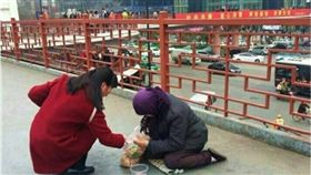 假乞丐,乞丐,乞討,大陸,西安,職業乞丐,麻花捲　圖／翻攝自《西部新聞人》微博