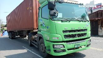 疑視線死角　貨櫃車右轉輾斃單車男