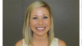 與17歲男生做愛遭逮，女師笑著拍嫌犯照（圖／翻攝自都會報）
