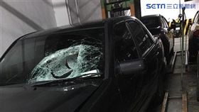 撞死父親的賓士車。