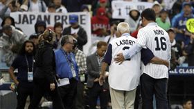 ▲名教頭拉索達與野茂英雄共同為經典賽美日之戰開球。（圖／美聯社／達志影像）