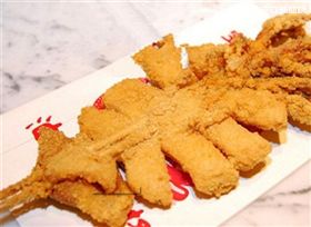 易姓男子拜師學藝炸魷魚。（圖片非關當事人）