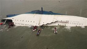 014年4月16日，韓國海岸警衛隊通過Yonhap通訊社發布的檔案照片，韓國救援艇和漁船在韓國南部海岸附近的金道附近的金道附近接近沉沒的韓國渡輪Sewol，南靠近金道漢城。（「世越號」（Sewol））／（圖／美聯社／達志影像）