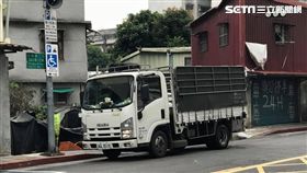 網友爆料貼有立法院出入證的貨車違停在中華路二段的巷口，警方認為民眾可主動報案，請警方協助處理（翻攝自爆料公社）