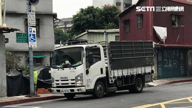 貨車掛立院車證堵巷口　網友貼文狠酸