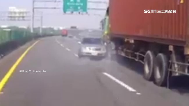 國4車禍　轎車緊黏貨櫃車打轉拖行