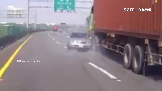 國4車禍　轎車緊黏貨櫃車打轉拖行