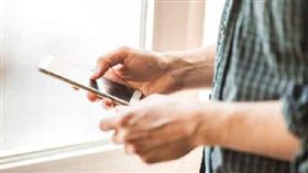 聊天、打字、智慧型手機／達志影像／美聯社