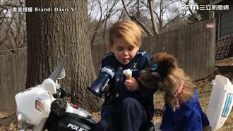 男孩與他的小警犬　可愛模樣萌翻網友