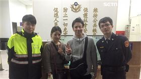 士林分局後港所警員運用懶人L型解開手機圖形鎖，成功找出失主為日籍旅客，並聯絡對方前來領取（翻攝畫面）