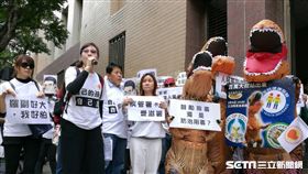 滿天星今（22）天下午率眾包圍疾管署。（圖／記者楊晴雯攝）