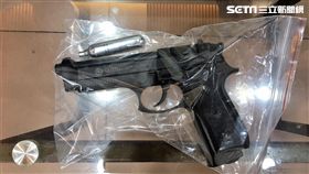 海山分局新海所所長陳國裕帶班巡邏時，遭遇酒駕的許嫌及形跡可疑的李嫌，立即上前進行盤查，並一把逮住想逃的兩人（翻攝畫面）