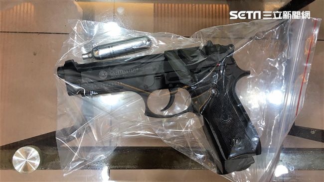 主委快來看　所長落實盤查逮2槍毒犯