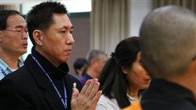 劉漢隆13歲時被父親拋下，結下很深的恨。直到父親死後將遺體捐做大體老師，他才體會「爸爸的身體交給學生，我帶走父親的尊嚴和愛」，父子終於和解。　中央社記者陳偉婷傳真 106年3月22日