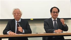 死刑議題未入列 決議放寬教授轉任法官
司改國是會議第三分組22日進行第三次會議，召集人瞿海源（左）會後說，委員陳重言提案「增加死刑與司法程序」議題，但5票贊成，9票反對，而未通過；另對法官多元晉用部分，決議放寬教授及助理教授轉任。
中央社記者劉世怡攝 106年3月22日