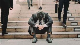 白領，上班族，西裝，男子，職場，憂鬱，難過，沮喪，失落，美聯社，達志影像