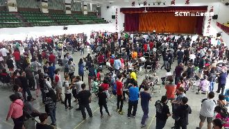 搶岡山籃籗會攤位擠破玻璃門！搞錯啦