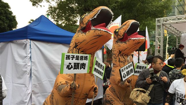 指控防疫醫師教用毒　反同爆簡報內容