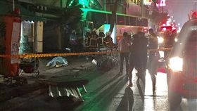 中壢客運公車22日晚間失控撞進早餐店及檳榔攤，1名女性騎士受困車底，警消搶救，但已呈OHCA（到院前心肺功能停止）。圖為警消趕赴現場救援情形。(中央社)