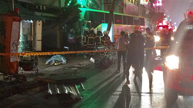 客運連撞2家店　女國手卡車底死亡