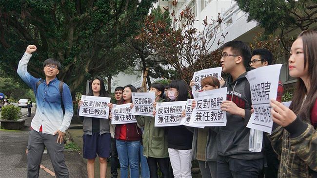 反解聘教師　淡大學生召千人連署