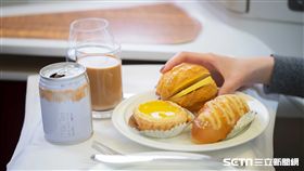 國泰港龍機上餐點,菠蘿包,酥皮蛋塔,港式奶茶。（圖／國泰港龍提供）