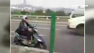 阿伯騎上國道逆向狂飆　對向駕駛嚇壞