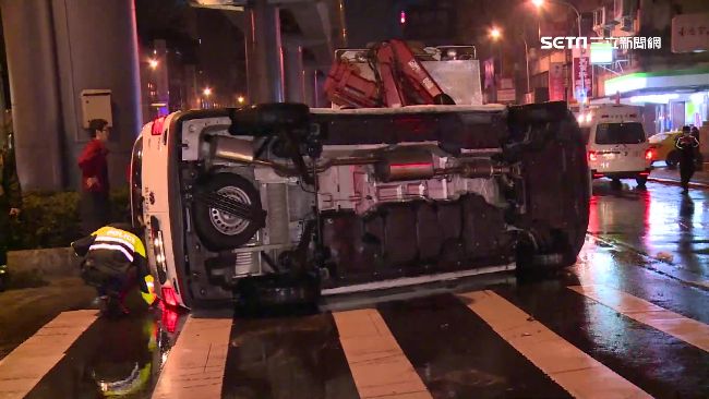 救護車執勤遭撞翻　2救護員送醫