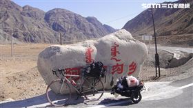 梁聖岳曾騎單車橫跨大陸。騎7700公里抵達新疆。