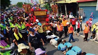 想鑽轎腳轉運！通緝犯剛集合就GG