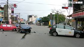 警方為抓闖紅燈騎士，沿路追逐，撞到兩台綠燈直行車輛。導致三人受傷送醫。