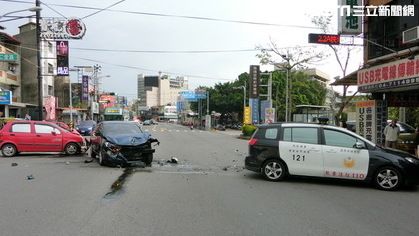 只為追闖紅燈！警撞無辜民眾3人送醫