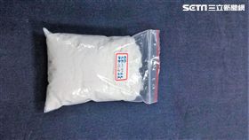 張男遇上保大警員攔查時，因褲子沾上不明粉末而露餡，警方在後行李箱搜出一大包K他命，張男當場就逮（翻攝畫面）