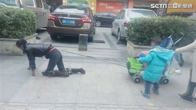 殘疾奶奶爬行乞討　身綁孫女嬰兒車