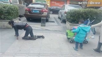 殘疾奶奶爬行乞討　身綁孫女嬰兒車
