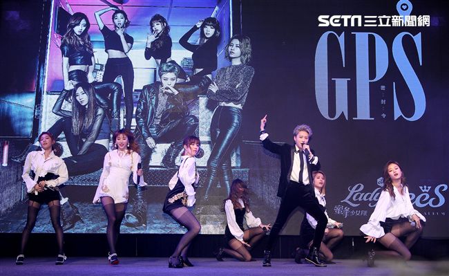 「蜜蜂少女隊」劉雨昕、張希雅、許和琪、關凱元、孔雪兒、羅姝涵、張悠然七位成員組成，暗黑神秘、性感魅惑，首張專輯GPS重新定位華人女子團體。（記者邱榮吉/攝影）