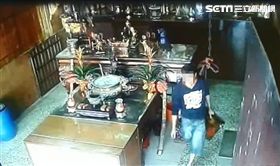 嫌犯偷完金錢龜，跑到警局借錢吃飯，巧遇被害人製作筆錄，一眼被認出。