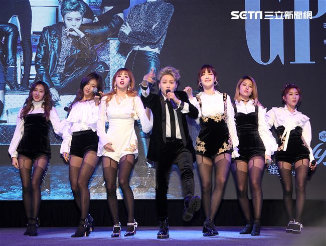 「蜜蜂少女隊」劉雨昕、張希雅、許和琪、關凱元、孔雪兒、羅姝涵、張悠然七位成員組成，暗黑神秘、性感魅惑，首張專輯GPS重新定位華人女子團體。（記者邱榮吉/攝影）