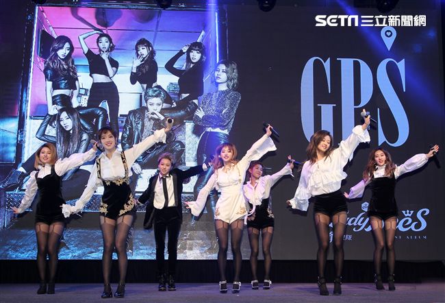 「蜜蜂少女隊」劉雨昕、張希雅、許和琪、關凱元、孔雪兒、羅姝涵、張悠然七位成員組成，暗黑神秘、性感魅惑，首張專輯GPS重新定位華人女子團體。（記者邱榮吉/攝影）