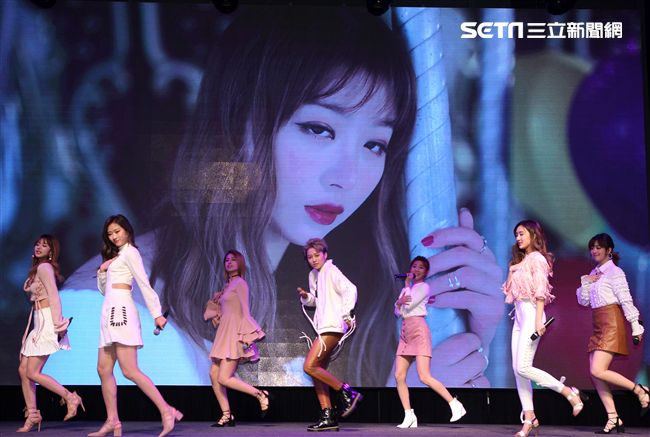 「蜜蜂少女隊」劉雨昕、張希雅、許和琪、關凱元、孔雪兒、羅姝涵、張悠然七位成員組成，暗黑神秘、性感魅惑，首張專輯GPS重新定位華人女子團體。（記者邱榮吉/攝影）