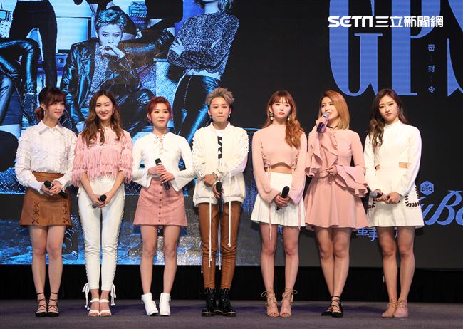 「蜜蜂少女隊」劉雨昕、張希雅、許和琪、關凱元、孔雪兒、羅姝涵、張悠然七位成員組成，暗黑神秘、性感魅惑，首張專輯GPS重新定位華人女子團體。（記者邱榮吉/攝影）