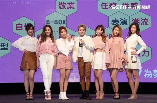 「蜜蜂少女隊」劉雨昕、張希雅、許和琪、關凱元、孔雪兒、羅姝涵、張悠然七位成員組成，暗黑神秘、性感魅惑，首張專輯GPS重新定位華人女子團體。（記者邱榮吉/攝影）